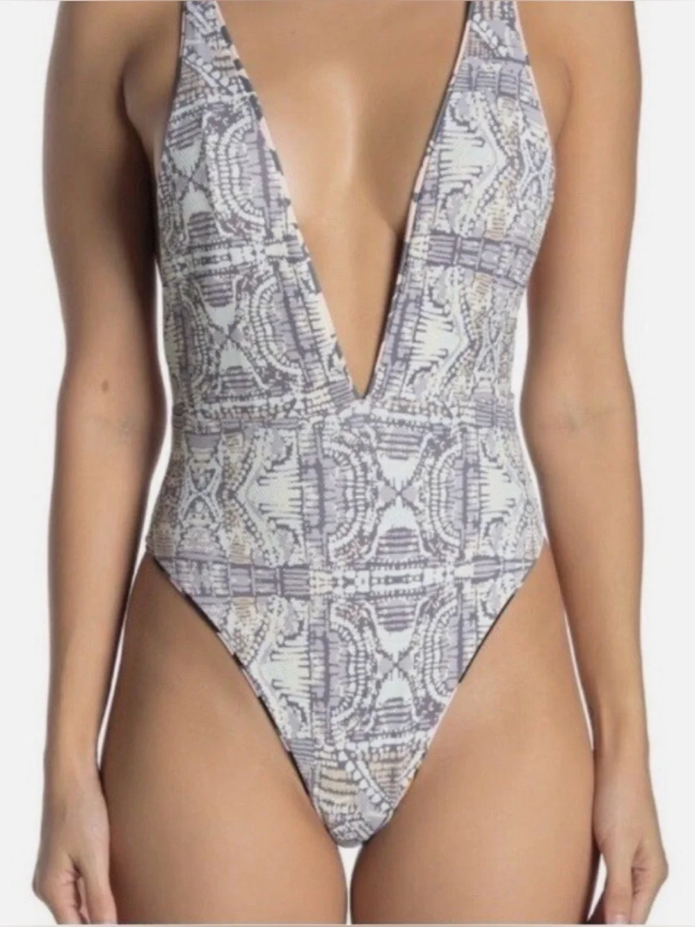 MAAJI Plunge Reversible Swimsuit
Nightfall Parade/Maajical Surprise
Large 155 - Picture 2 of 16